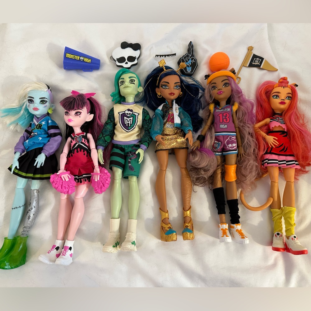 Monster High dolls (pre-owned)